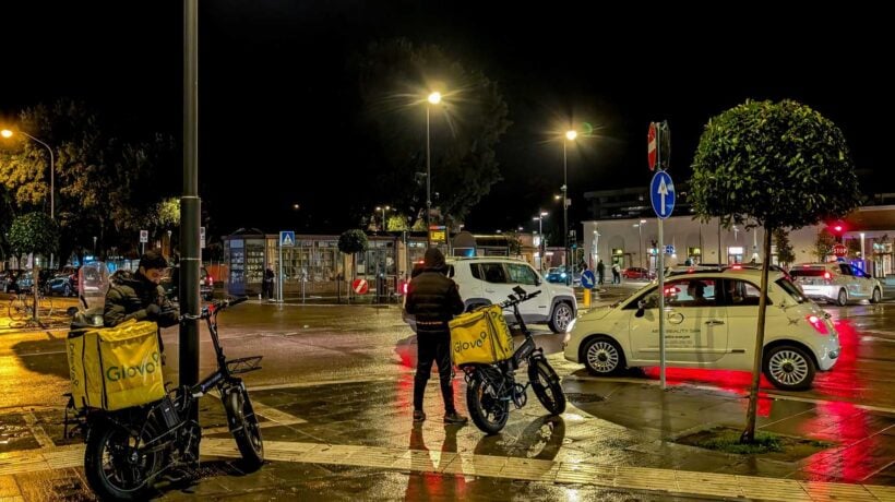 Danno da mangiare agli italiani e affamano migliaia di migranti