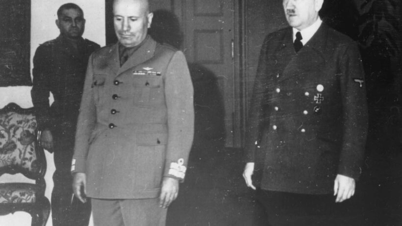 Benito Mussolini e Adolf Hitler al castello di Klessheim nell'aprile 1944 (Getty Images)