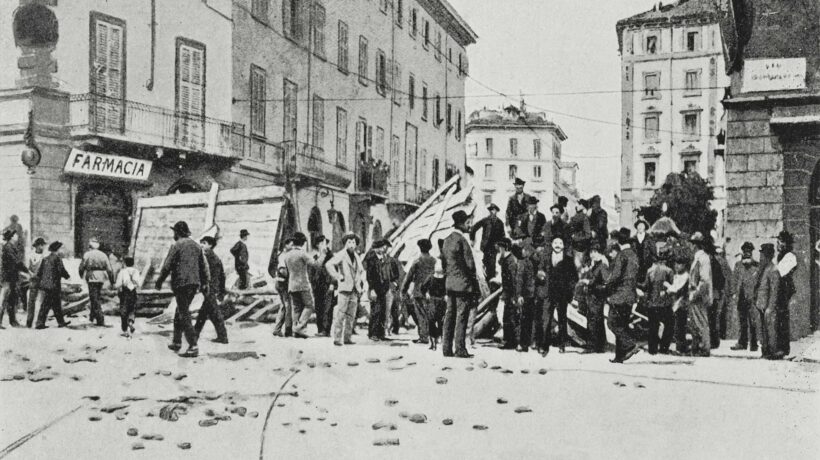 Le barricate a Milano durante i disordini del 1898 fotografate da Luca Comerio (Getty Images)