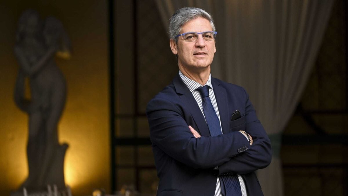 Vanno tutti all’assalto di Petrecca ma nessuno osa toccare Mattarella