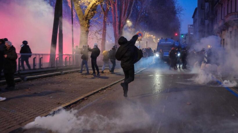 Forze dell’ordine con le mani legate. Oggi quelle libere sono dei picchiatori