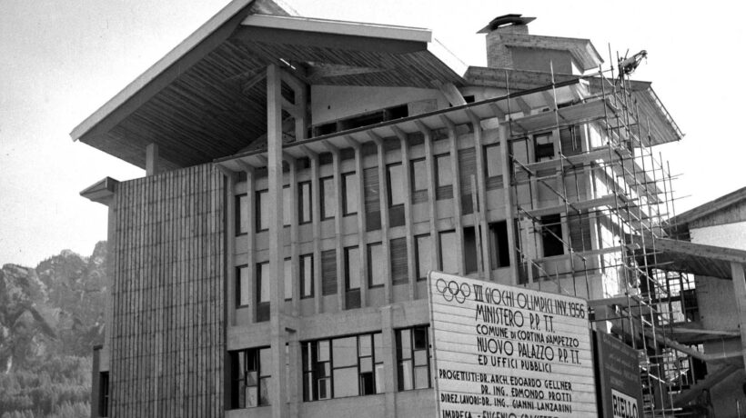 Cantiere nel centro di Cortina (Ansa)