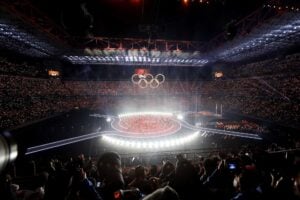 Si accende la fiamma delle Olimpiadi diffuse senza spettacolini queer