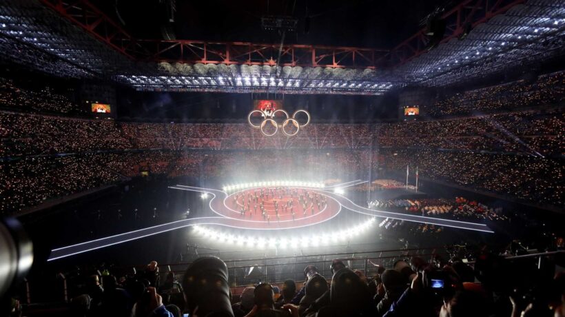 Si accende la fiamma delle Olimpiadi diffuse senza spettacolini queer