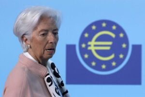 Bce sgonfiata dalla lotta al contante. Per stare a galla spinge l’euro digitale