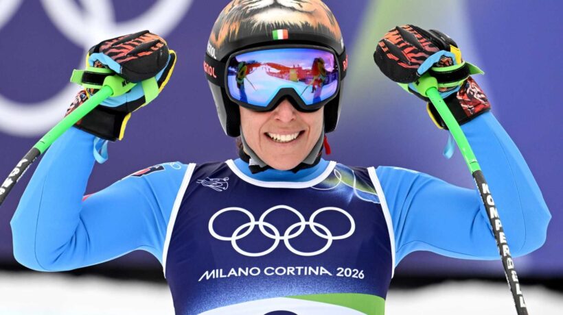 Federica Brignone festeggia dopo la vittoria nel Super G femminile ai Giochi olimpici invernali di Milano-Cortina 2026 (Ansa)