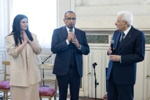 Mattarella si traveste da nonno d’Italia per far finta di essere davvero super partes