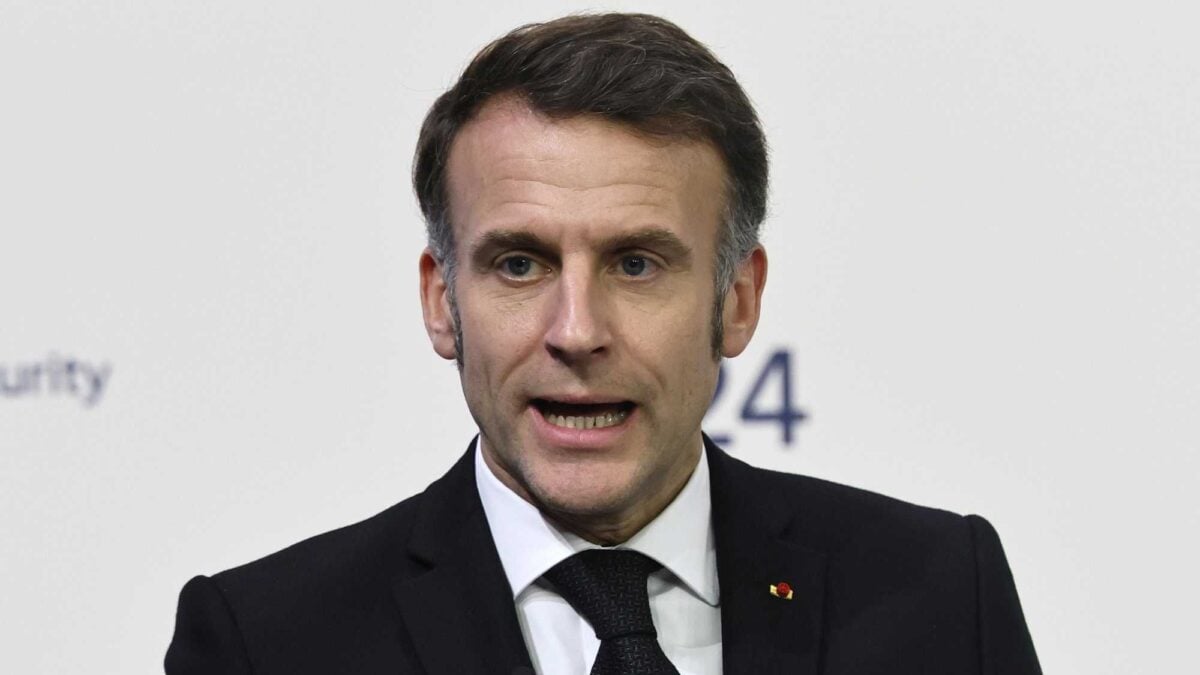 Macron la fa fuori dal bidet: «Meloni pensi a casa sua». Proprio lui…