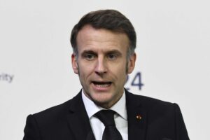 Macron la fa fuori dal bidet: «Meloni pensi a casa sua». Proprio lui…
