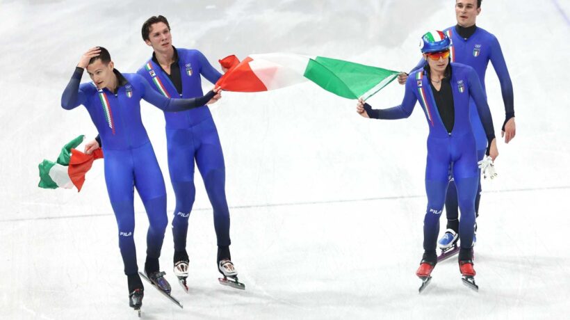 Short track: la staffetta è di bronzo. Giacomel illude, si ritira (da primo)
