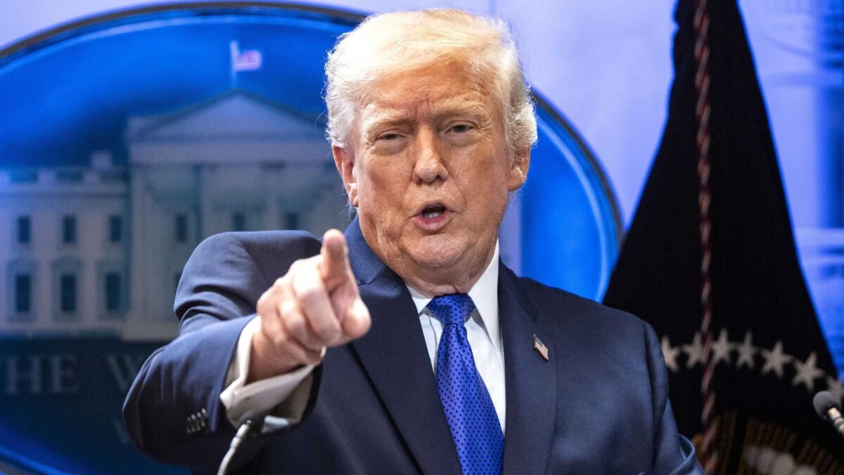 Trump dà un altro ritocco ai dazi: dal 10 al 15% con effetto immediato