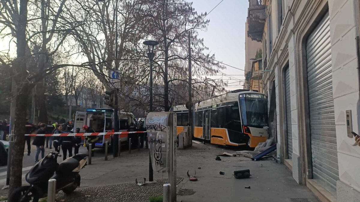 Milano, tram deraglia in viale Vittorio Veneto: due morti e 39 feriti