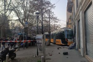 Milano, tram deraglia in viale Vittorio Veneto: due morti e 39 feriti