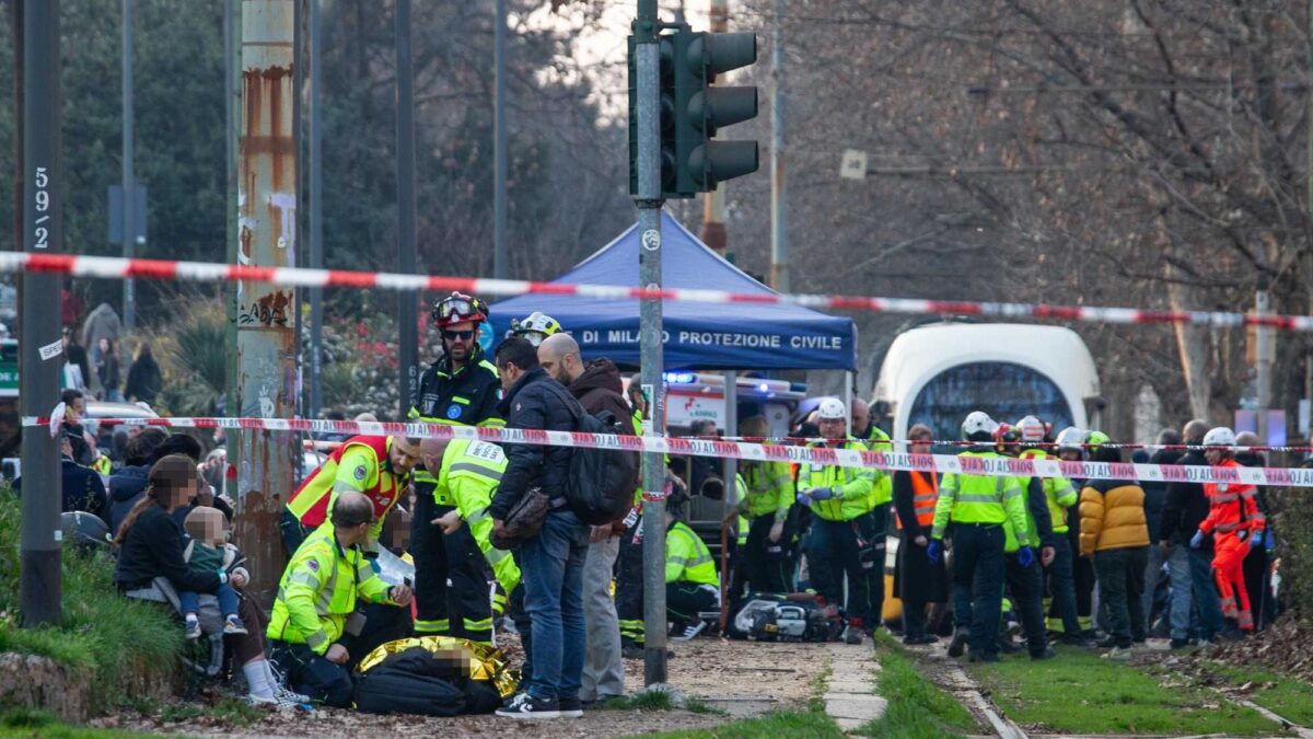 Tram deraglia, due morti a Milano. Il conducente: «Ho avuto un malore»