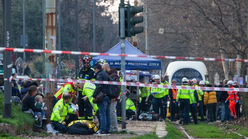 Tram deraglia, due morti a Milano. Il conducente: «Ho avuto un malore»