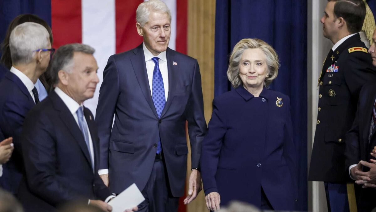 Clinton più grottesco della moglie: «Epstein? Non sapevo fosse un orco»