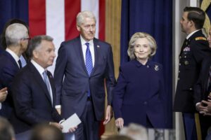 Clinton più grottesco della moglie: «Epstein? Non sapevo fosse un orco»