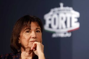 «Donne si nasce»: le femministe insorgono