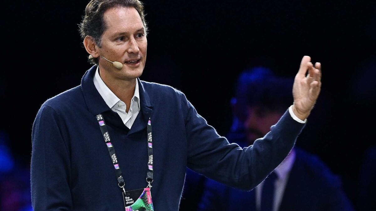 Elkann svela la strategia di Stellantis: chiedere soldi, questa volta all’Europa