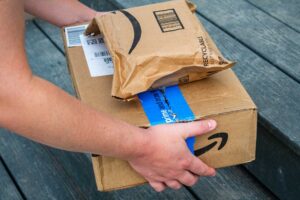 I «pacchi» rifilati da Amazon nel labirinto dell’assistenza clienti
