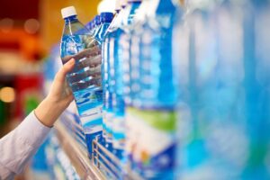 Per colpa delle follie green dell’Ue costerà di più pure l’acqua da bere