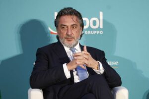 Unipol fa il pieno di utili e dividendi: «Il risiko? Bosco infestato da lupi»