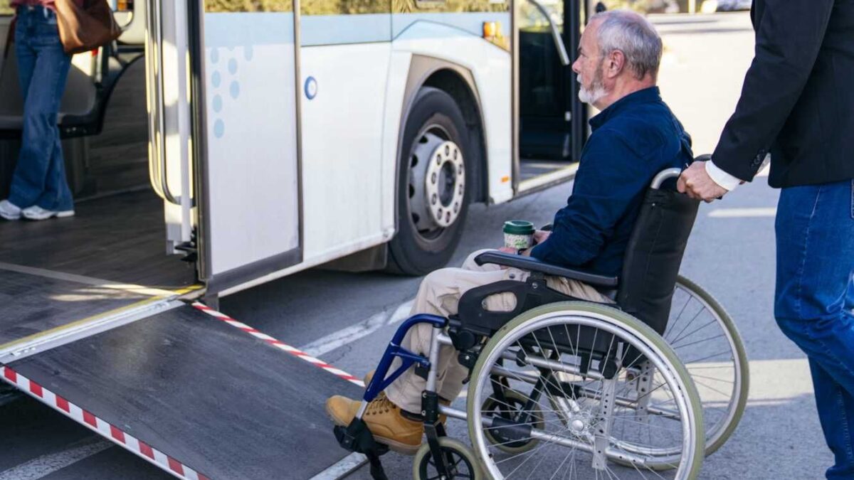 Disabile «senza ticket» cacciato dal bus. Ma i maranza possono viaggiare gratis