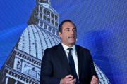 Per Stellantis rosso da 22,3 miliardi. E Filosa apre alla tecnologia cinese