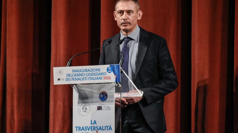 Decine di magistrati in rivolta: «Gratteri, adesso ci indaghi tutti»