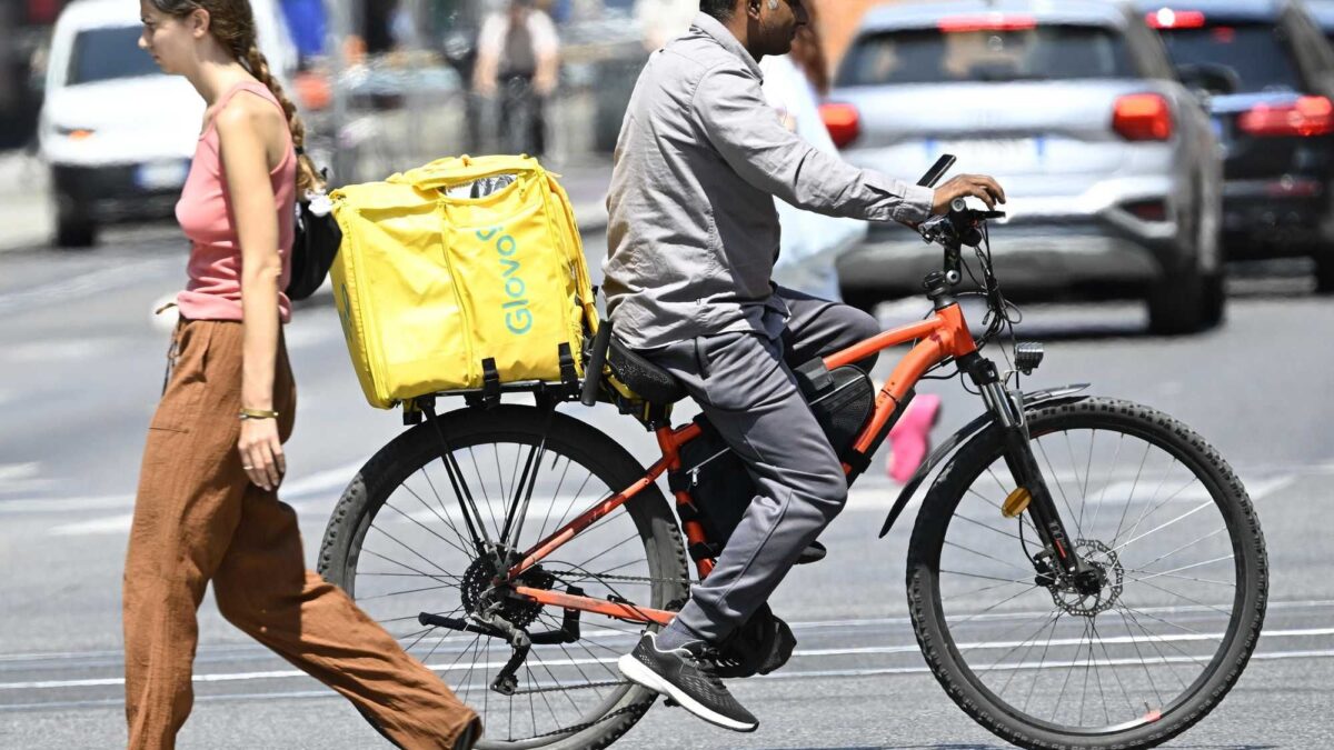 Rider sfruttati: Glovo accusata di caporalato