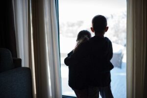 Oltre 35.000 bimbi sono lontani dai genitori