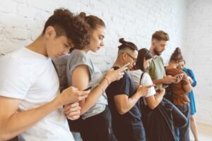 Gioventù polarizzata. Perché la destra convince sempre di più la Gen Z