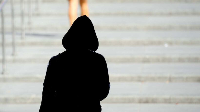 L’ordinaria follia che non ci permette di cacciare via il picchiatore tunisino