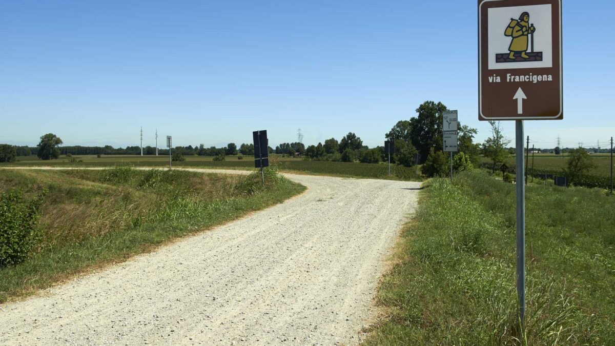 Via Francigena, il viaggio a piedi dentro l’Italia reale