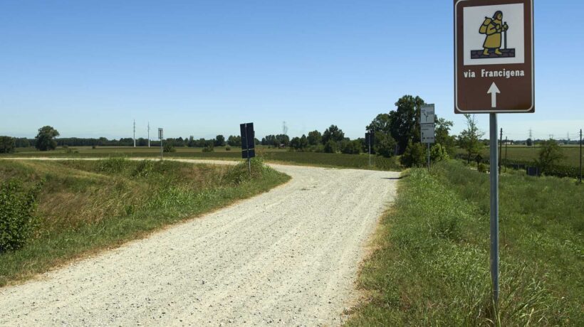 Via Francigena, il viaggio a piedi dentro l’Italia reale