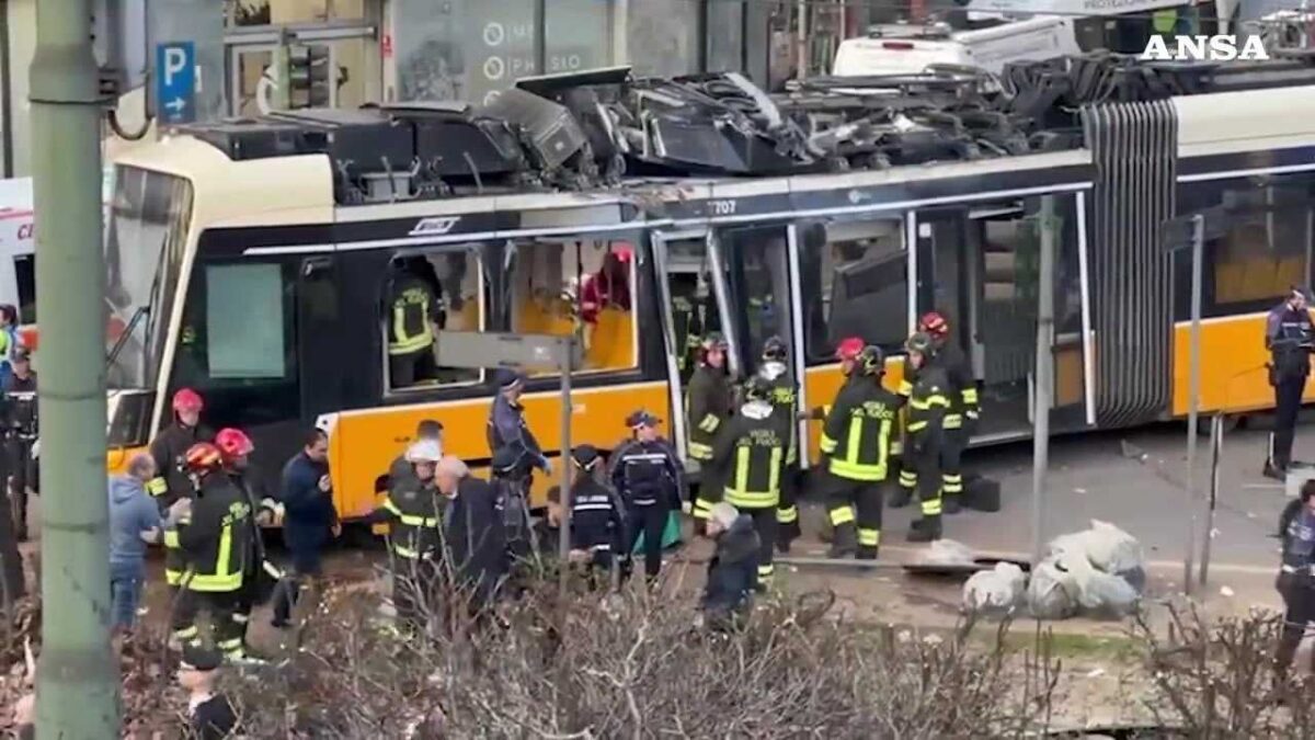 Tram deragliato a Milano, le immagini dell’intervento dei soccorritori