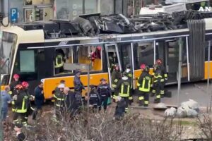 Tram deragliato a Milano, le immagini dell’intervento dei soccorritori