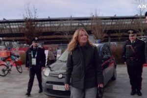 Meloni dai militari a Milano Rogoredo: «Qui per salutare e ringraziare»