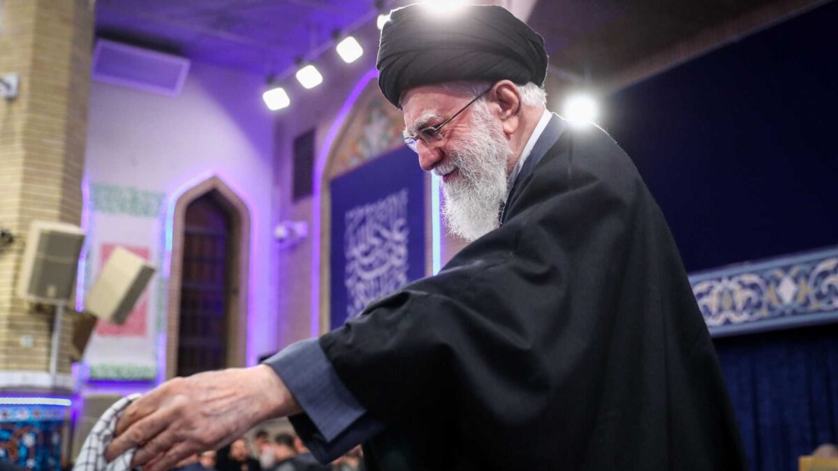Dialogo tra Iran e Usa, ma i pasdaran ora minacciano di chiudere Hormuz