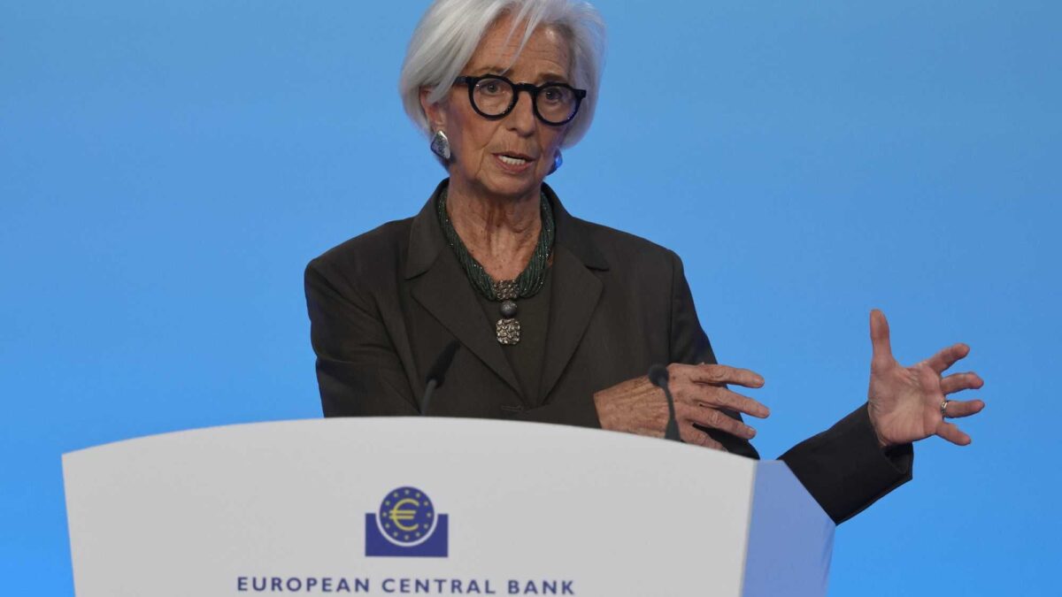 Lagarde si alza la paga di un altro 5,6%. E nelle mail a Epstein si legge: «È sveglia»
