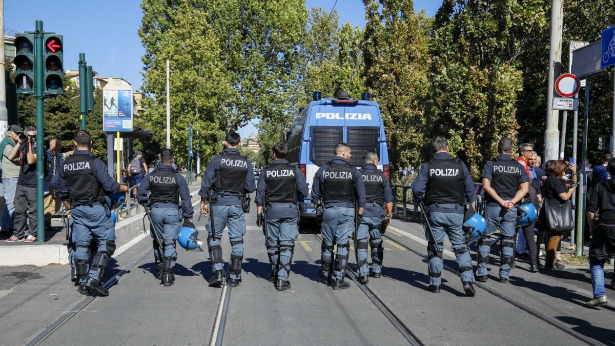 Basta trattare i poliziotti da criminali