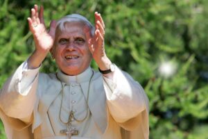Quando il sacro si fa ovvio, evapora. Ratzinger lo aveva capito nel 1958
