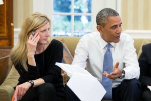L’ex consigliera di Obama salta per i file di Epstein. Lo chiamava «zio Jeffrey»