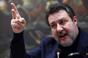 Il capo leghista: «Cambiare casacca fa solo aumentare l’astensionismo»