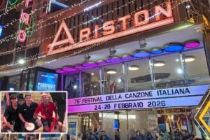 La band di migranti battezza il Festival. E gli italiani pagano i biglietti il 20% in più