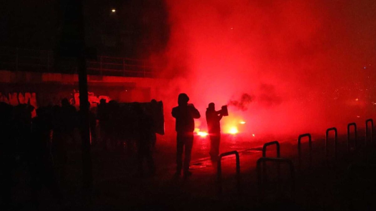 Fuochi ad altezza uomo dai No Giochi. La polizia risponde con gli idranti