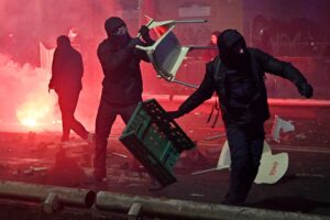 «A Torino c’è stata una guerriglia». Ma i tre arrestati sono già a casa