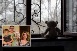 Gli tolgono il bambino. Poi le accuse cadono ma non glielo ridanno