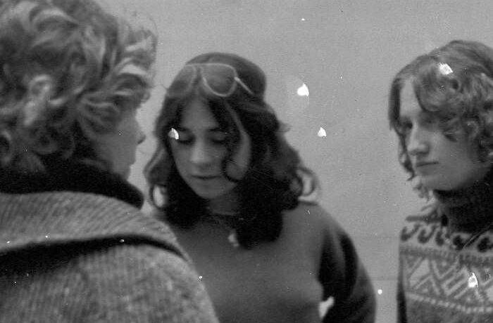 Alessandra Piovesana (al centro) durante la deposizione al tribunale di Trento nel dicembre 1976