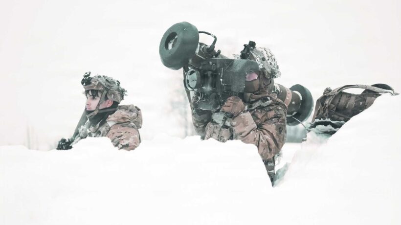 Uno specialista dell' 11th Airborne con un lanciarazzi FGM-148 Javelin in Alaska (US Army)
